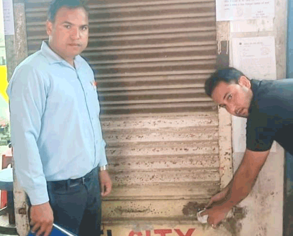 बकाया जमा न करने पर होटल व दो दुकानें सील