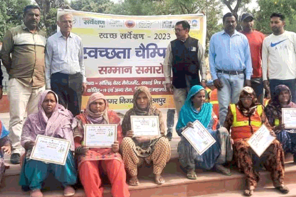 महिला सफाई मित्र स्वच्छता चौम्पियन से सम्मानित