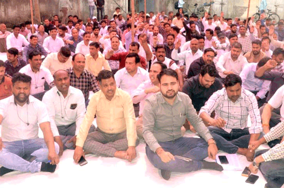 कार्य बहिष्कार कर विद्युत कर्मचारियों ने दिया धरना