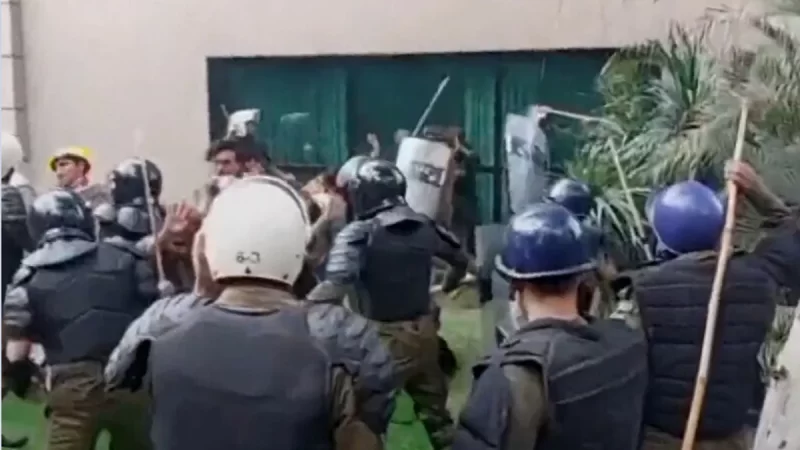 इमरान खान को इस्लामाबाद टोल प्लाजा पर रोका गया, लाहौर स्थित घर में जबरन घुसी पुलिस; कई गिरफ्तार