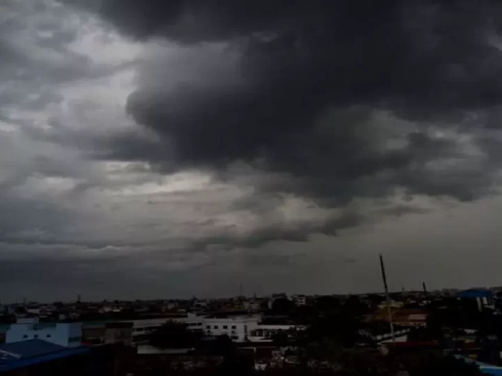 यूपी में आगरा-प्रयागराज समेत 27 जिलों में बारिश का अलर्ट, 40km की रफ्तार से चलेगी आंधी
