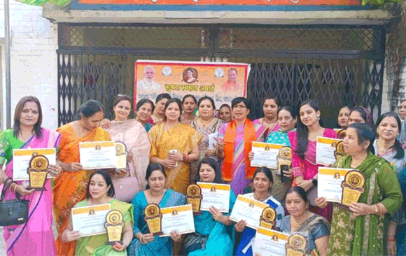 सर्वसमाज मकी महिलाओं को प्रदान किया सुषमा स्वराज अवार्ड