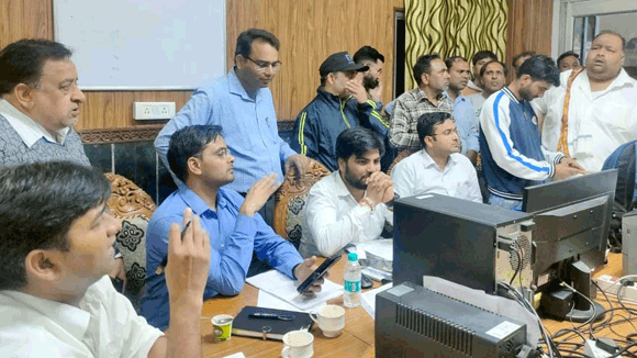 नवाबगंज के दुकानदारों ने की सड़क ठीक कराने की मांग