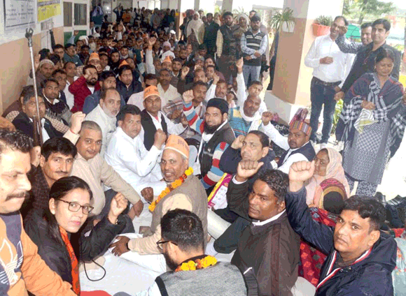 पुरानी पेंशन बहाली की मांग को लेकर जिला मुख्यालय पर गरजे शिक्षक-कर्मचारी