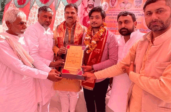 पुल स्वीकृत होने पर किया क्षेत्रीय विधाक व सांसद पुत्र का अभिनंदन