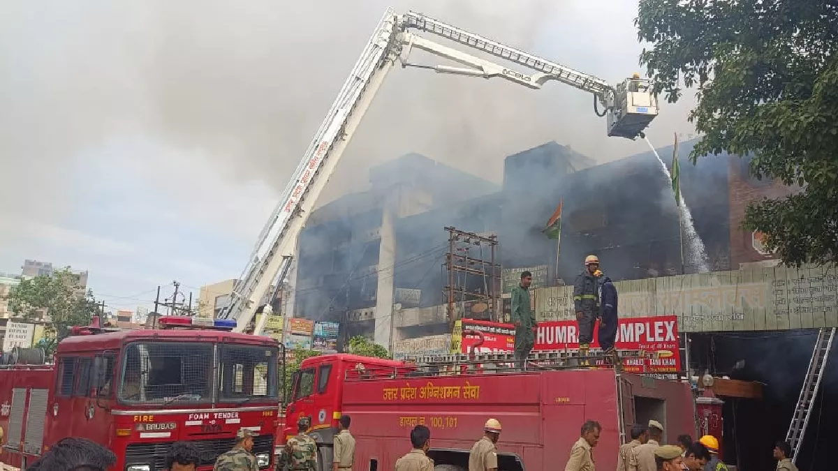छह घंटे से आग में धधक रहीं 600 से अधिक दुकानें, सेना ने संभाला मोर्चा, तबाह हुई कपड़ा मार्केट