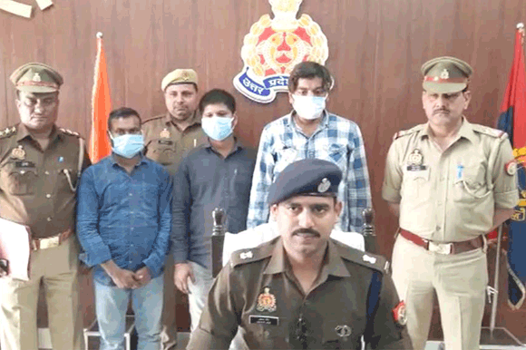 पुलिस के हत्थे चढ़े तीन शातिर ठग, लाखों की नगदी व मोबाइल बरामद