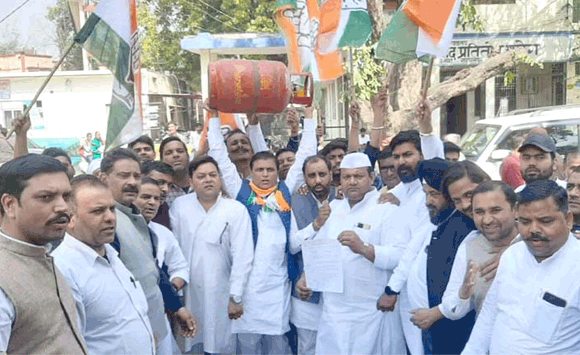 गैस की बढ़ी कीमतों के खिलाफ जिला मुख्यालय पर गरजे कांग्रेसजन