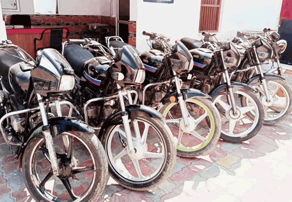 चोरी की आधा दर्जन बाइकों के साथ पुलिस ने पकड़े दो बाल अपचारी