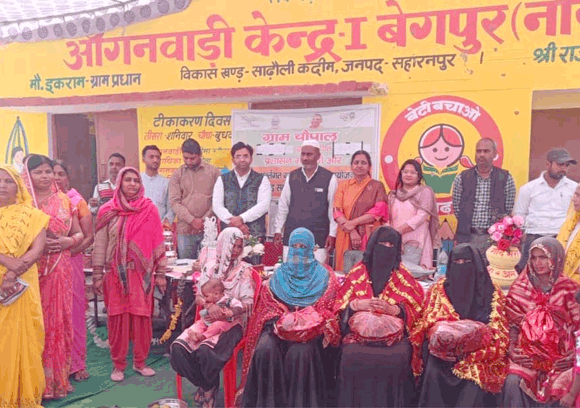 ग्राम चौपाल में ग्रामीणों को दी सरकारी योजनाओं की जानकारी