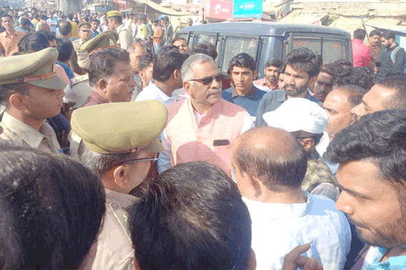 मृतक के परिजनों ने हाइवे पर शव रखकर लगाया जाम