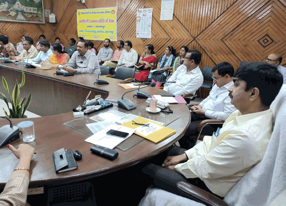 जिलाधिकारी की अध्यक्षता में हुई संचारी रोग नियंत्रण एवं दस्तक अभियान की बैठक