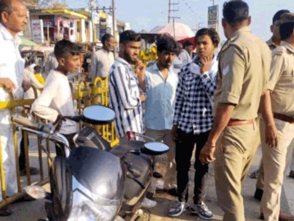 स्टेट हाईवे पर दो बाइकों में आपस में हुई टक्कर में दो युवक घायल