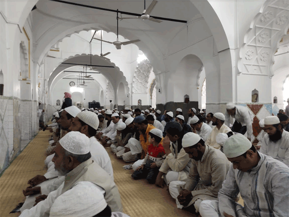 जुमा की नमाज अदा करने के लिए मस्जिदों में उमडा अकीदतमंदो का सैलाब