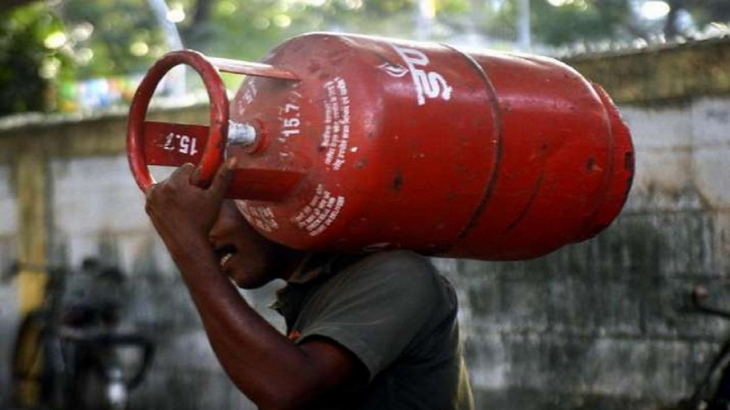 होली से सात दिन पहले महंगाई का झटका, LPG के घरेलू सिलेंडर के दाम इतने बढ़े