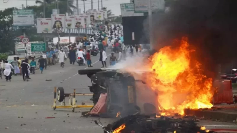 पश्चिम बंगाल में फिर भड़की हिंसा, रिशरा रेलवे स्टेशन पर फैंके गए देसी बम, सुवेंदु बोले- प्रशासन छुट्टी पर है