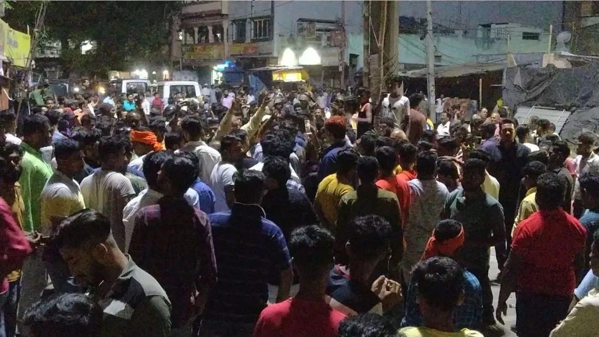 जमशेदपुर में हिंसा के बाद लगी धारा 144, इंटरनेट सेवा भी ठप, शहर में बड़ी संख्या में पुलिस बल तैनात