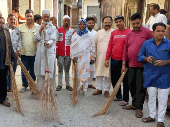 भाजपाइयों ने की मंदिरों व सड़कों की साफ-सफाई