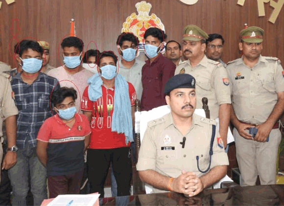 मुठभेड़ में पुलिस ने दबोचे ८ शातिर लुटेरे, नाजायज असलाह व बाइक बरामद