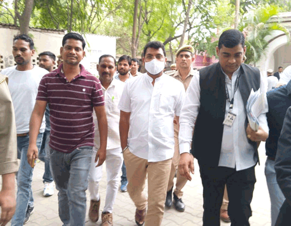कड़ी सुरक्षा व्यवस्था के बीच न्यायालय में पेश हुए आसपा के राष्ट्रीय अध्यक्ष चंद्रशेखर आजाद