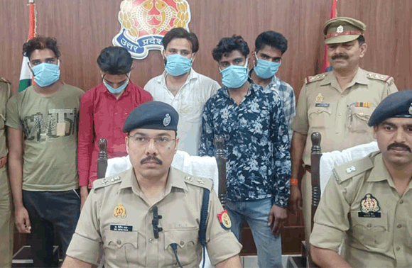 पुलिस ने किया लूट की घटना का खुलासा, 5 आरोपियों को गिरफ्तार कर बरामद की लाखों की नगदी