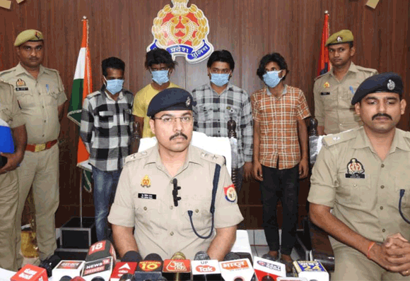 पुलिस के हत्थ चढ़े चार शातिर चोर, नाजायज असलाह व चोरी की बाइक बरामद