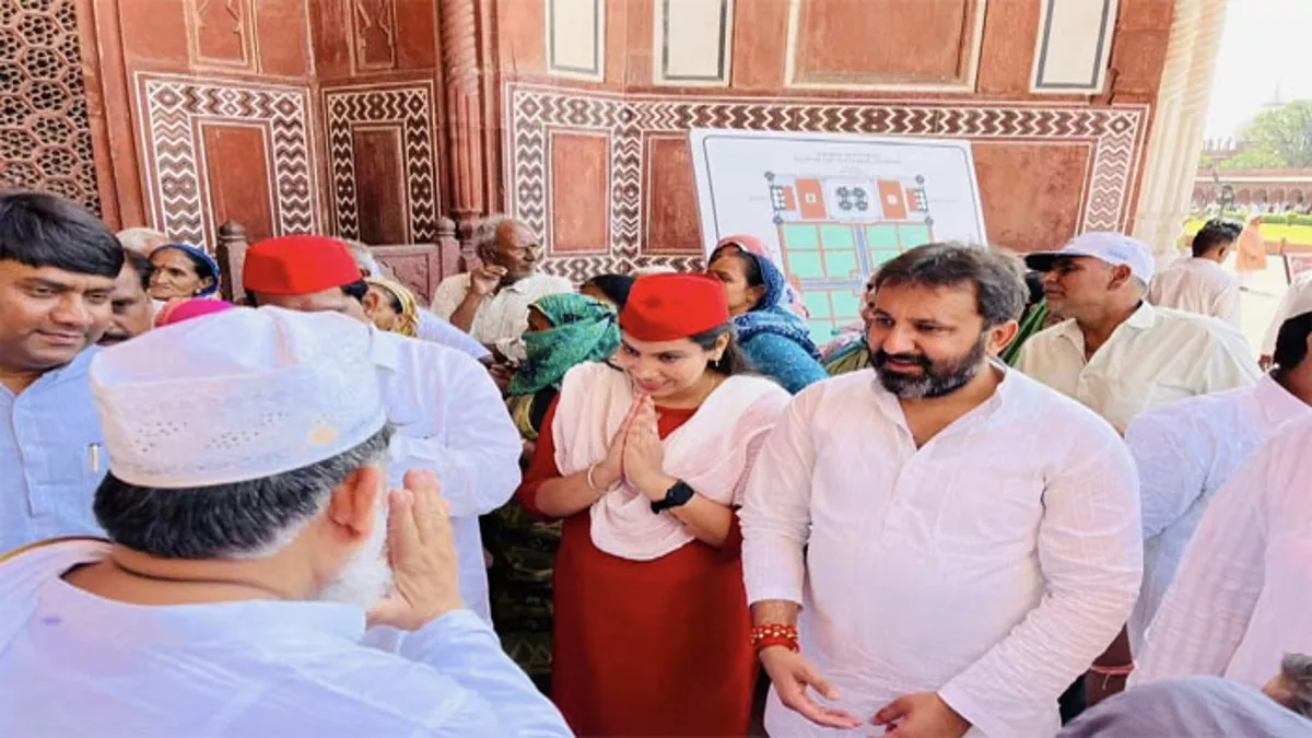 सपा की मेयर प्रत्याशी ने ताजमहल में किया चुनाव प्रचार, धारा 144 के उल्लंघन के आरोप में मुकदमा दर्ज