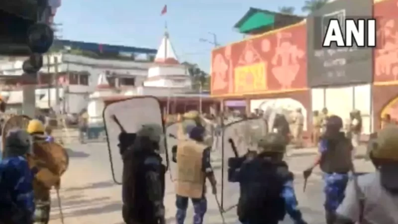 बंगाल के उत्तर दिनाजपुर में नाबालिग लड़की की मौत के मामले में उग्र प्रदर्शन, लोगों ने पुलिस स्टेशन में लगाई आग