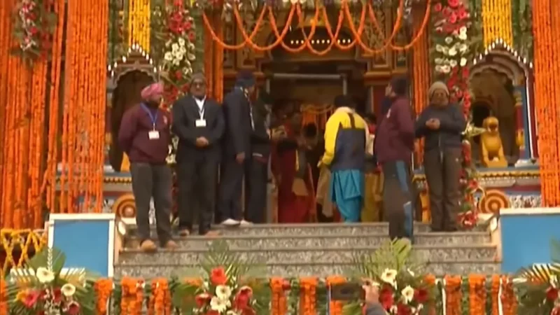 बदरीनाथ धाम के कपाट खुले, सेना के बैंड की गूंज के बीच दर्शन के लिए पहुंचे 10 हजार से अधिक श्रद्धालु
