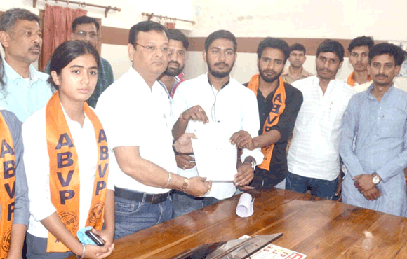 भ्रष्ट शिक्षकों के निलम्बन की मांग को लेकर प्रबंध समिति के सचिव को सौंपा ज्ञापन