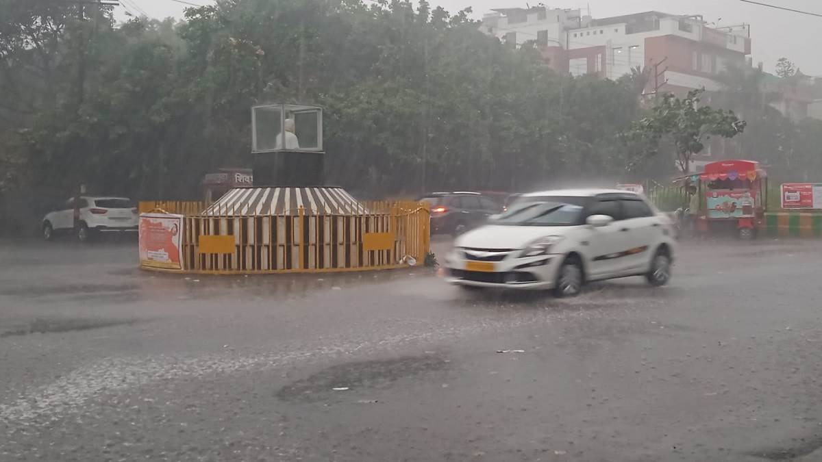 दिल्ली-NCR में बदला मौसम का मिजाज, तेज हवा और बारिश से गिरा पारा