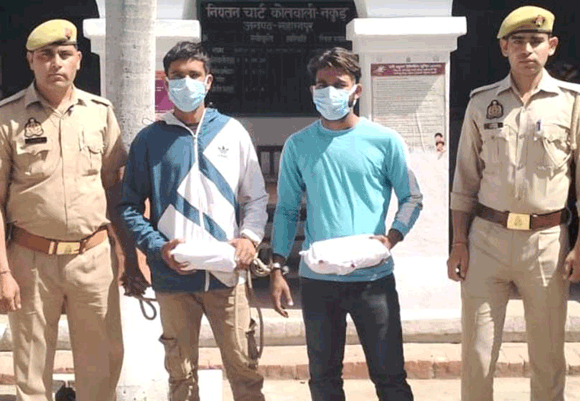 पुलिस के हत्थे चढ़े दो शातिर चोर, सामान बरामद