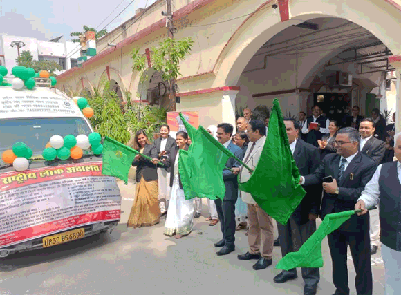 राष्ट्रीय लोक अदालत के प्रचार-प्रसार हेतु जनपद न्यायाधीश ने मोबाईल वैन को दिखाई हरी झण्डी