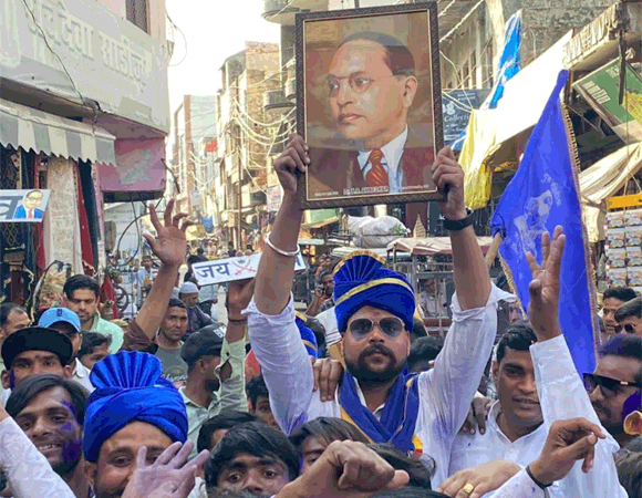 शोभायात्रा में बैंड बाजे व झांकियां बने आकर्षण का केंद्र, हजारों लोग हुए शामिल