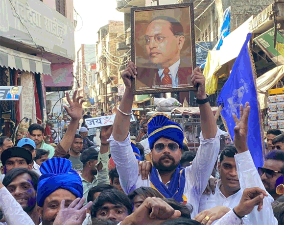 शोभायात्रा में बैंड बाजे व झांकियां बने आकर्षण का केंद्र, हजारों लोग हुए शामिल