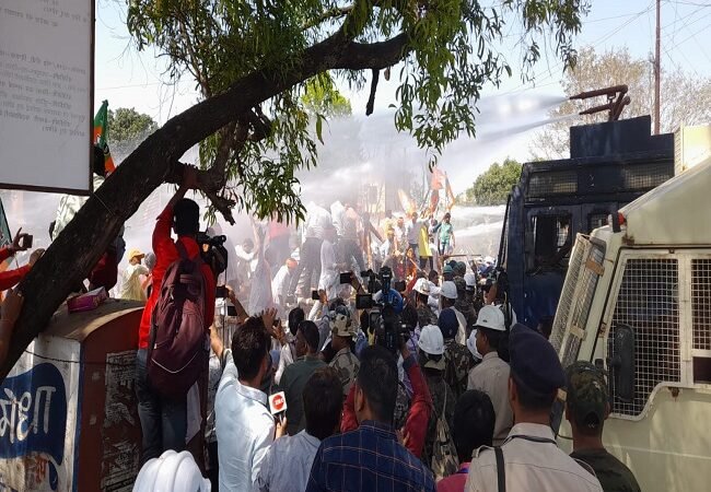 हेमंत सोरेन के खिलाफ भाजपा का हल्‍ला बोल, प्रदर्शन में पथराव के बाद पुलिस ने दागे आंसू गैस के गोले