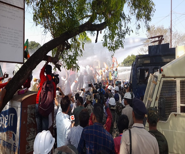 हेमंत सोरेन के खिलाफ भाजपा का हल्ला बोल, प्रदर्शन में पथराव के बाद पुलिस ने दागे आंसू गैस के गोले