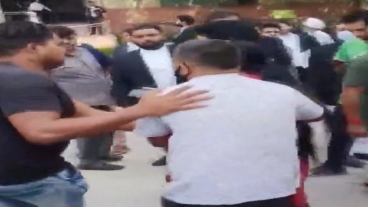 Saket Court में महिला को मारी गोली, अरविंद केजरीवाल ने दिया ये रिएक्शन
