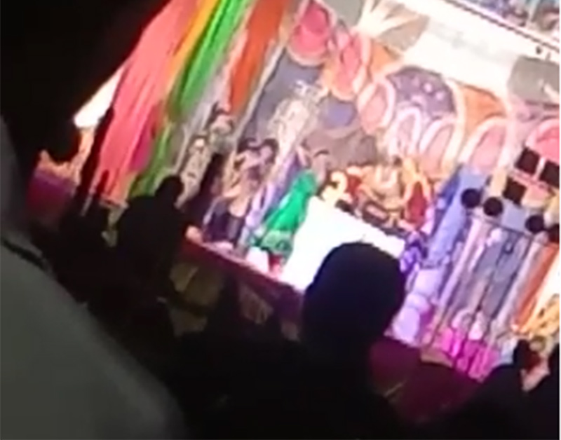 नकुड़ में रामलीला के नाम पर फूहड़ गाने व अश्लील डांस