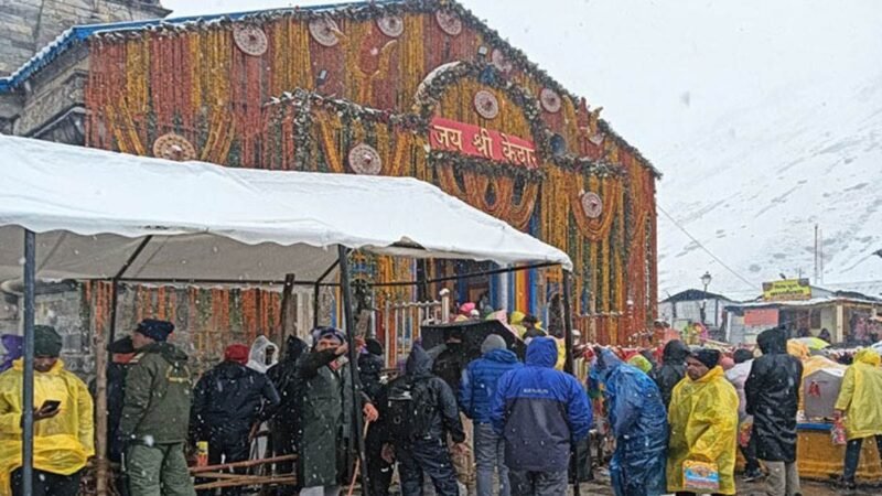 मौसम खराब होने के कारण सोनप्रयाग में रोके यात्री, पुलिस ने कहा- कृपया 4 मई के बाद आएं केदारनाथ