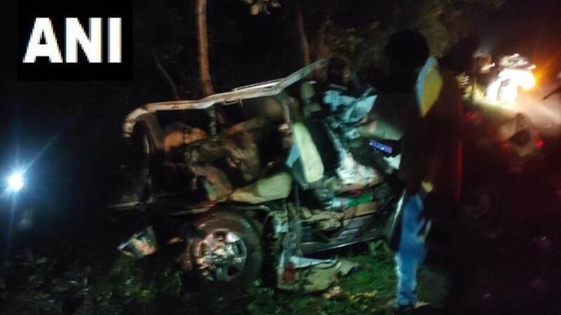 छत्तीसगढ़: नेशनल हाइवे-30 पर तेज रफ्तार बोलेरो और ट्रक में जबरदस्त भिड़ंत, 11 लोगों की मौत