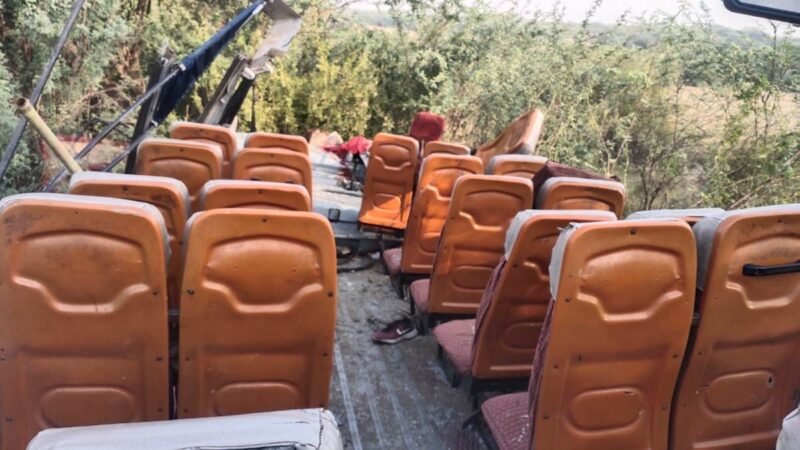 उरई में भीषण सड़क हादसा, बारात लेकर जा रही बस पलटी, पांच की मौत