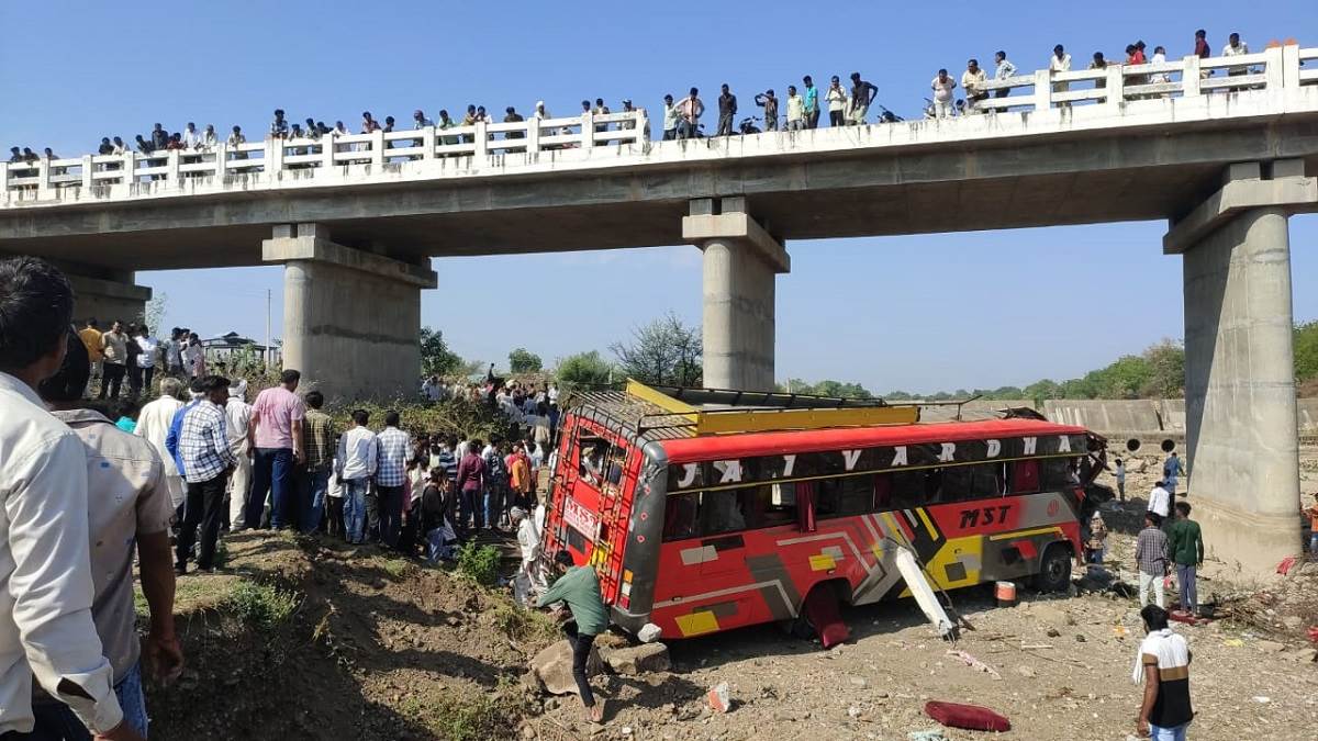 मध्य प्रदेश के खरगोन में बड़ा हादसा, पुल से नीचे गिरी बस; 15 लोगों की मौत