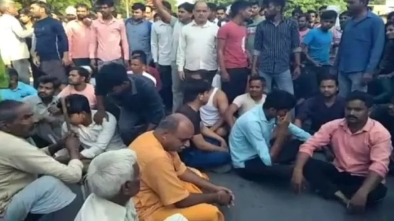 आगरा में भीषण हादसा, स्कूल बस का इंतजार कर रहे बच्चों को कार ने रौंदा, तीन की दर्दनाक मौत