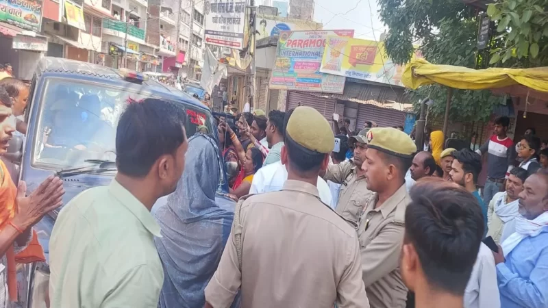 हिरासत में लिए गए बसपा प्रत्याशी को भीड़ ने छुड़ाया, गड़बड़ी फैलाने का आरोप; पुलिस ने भांजी लाठियां