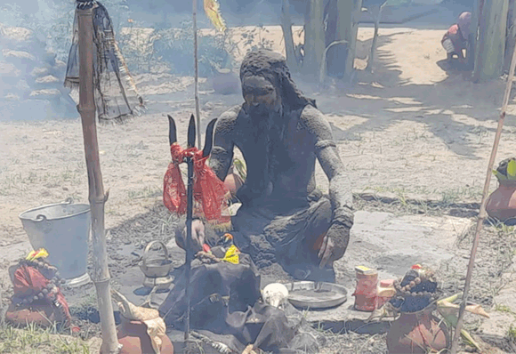 विश्व शांति के लिए पंचधूनी तपस्या कर रहे सुंदरपुरी महाराज