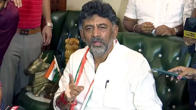 बेंगलुरु से दिल्ली रवाना हुए डीके शिवकुमार, बोले- नहीं करूंगा ब्लैकमेल