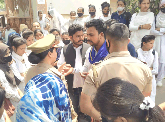 छात्राओं के समर्थन में एसएफआई ने किया जोरदार प्रदर्शन