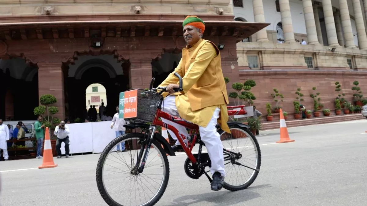 Arjun Ram Meghwal बने कानून मंत्री: IAS की नौकरी छोड़ सियासत में रखा कदम, आज भी साइकिल से जाते हैं संसद