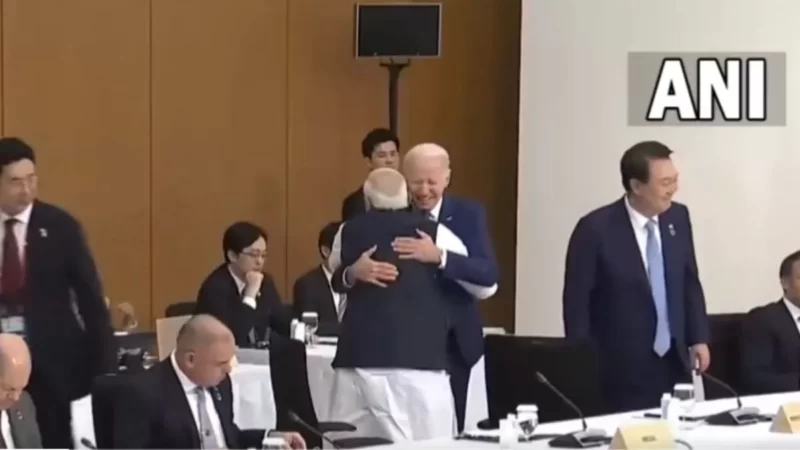 PM Modi At G-7: कुर्सी पर बैठे थे पीएम मोदी, बाइडन चलकर आए और यूं लगा लिया गले